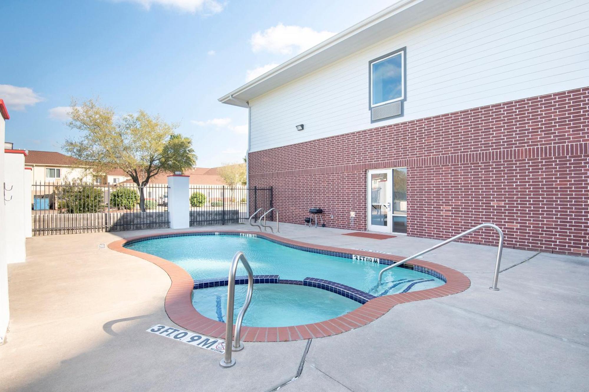 Oyo Townhouse Clute Lake Jackson מראה חיצוני תמונה